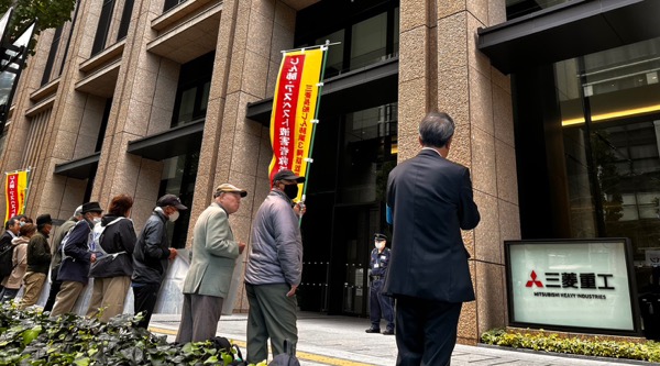三菱重工前での宣伝行動